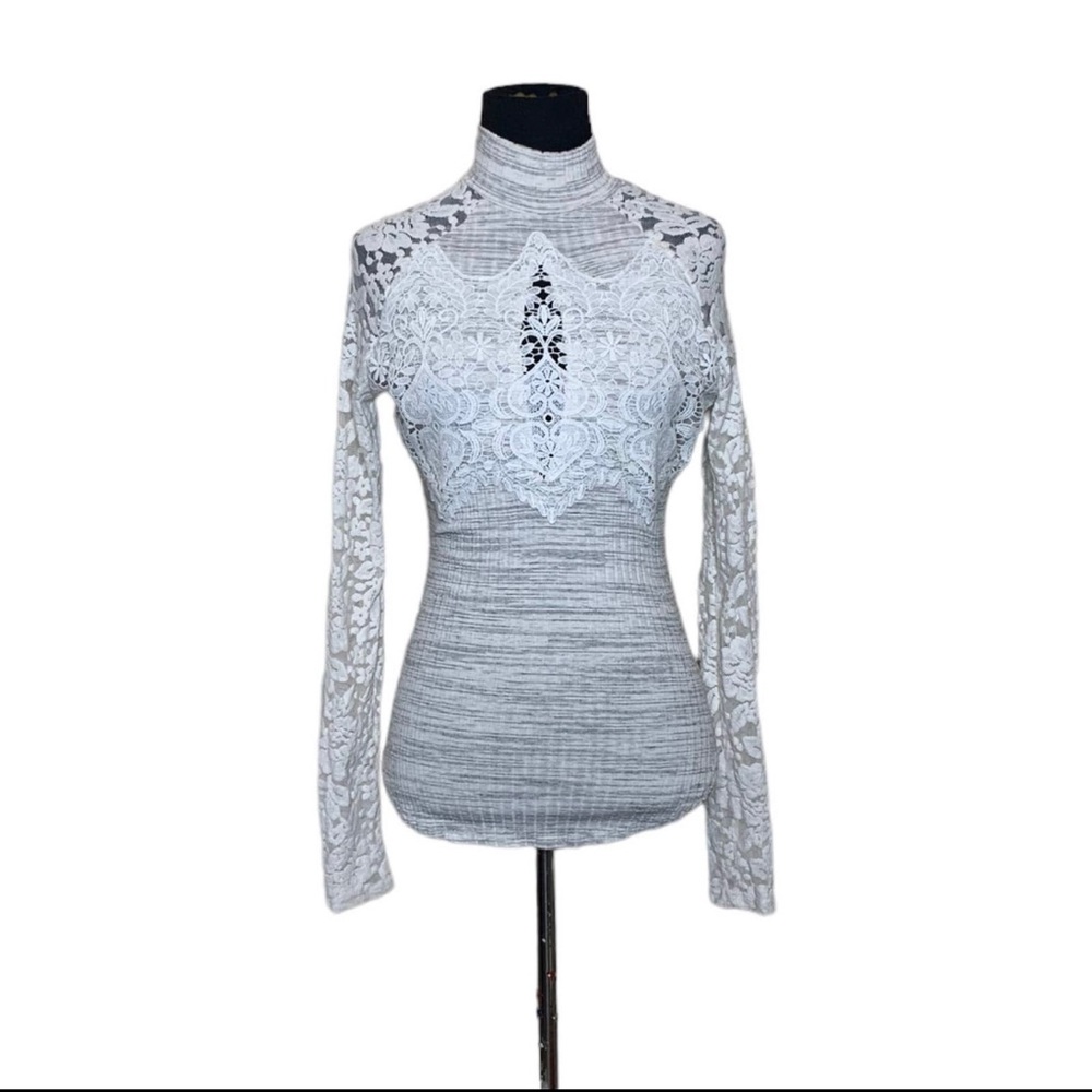 White lace detail top - Like new 🌸
